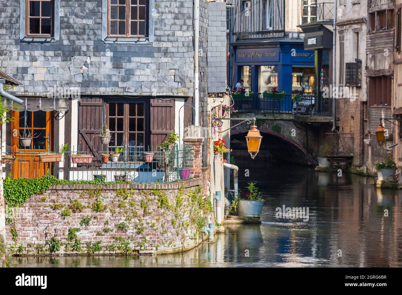 Francia, Eure, Valle del Risle, Pont-Audemer, etichettato il Detours più bello di Francia, soprannominato la piccola Venezia di Normandia, storiche case a graticcio (XV-XVII secolo), sul bordo di canali che portano l'acqua dal Risle al centro della città, per fornire concerie ex Foto Stock