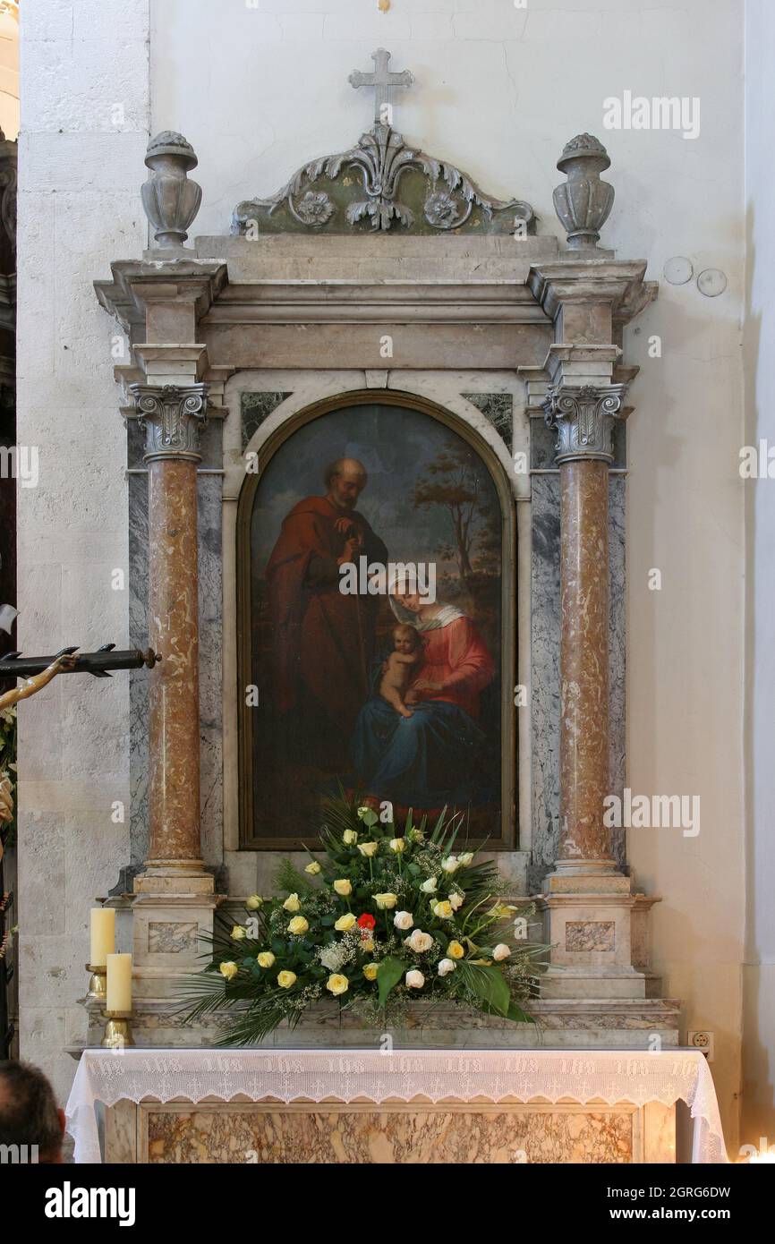 Altare della Sacra Famiglia nella chiesa parrocchiale di nostra Signora fuori dalla città di Sibenik, Croazia Foto Stock