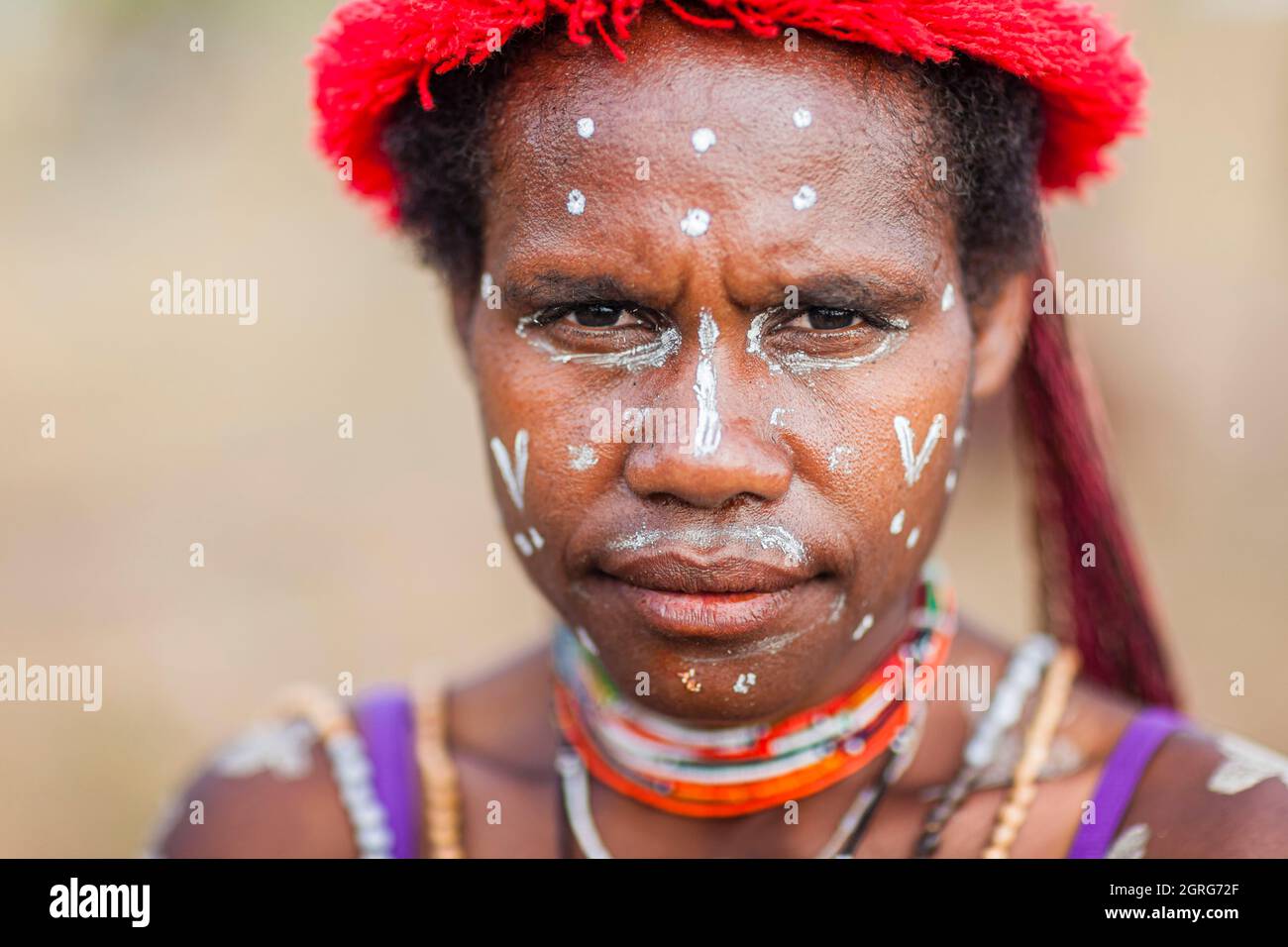 Indonesia, Papua, città di Wamena, ritratto di una giovane Dani. Baliem Valley Cultural Festival, ogni agosto, le tribù si riuniscono per eseguire scene di guerra ancestrali, sfilate e danze in abiti tradizionali Foto Stock