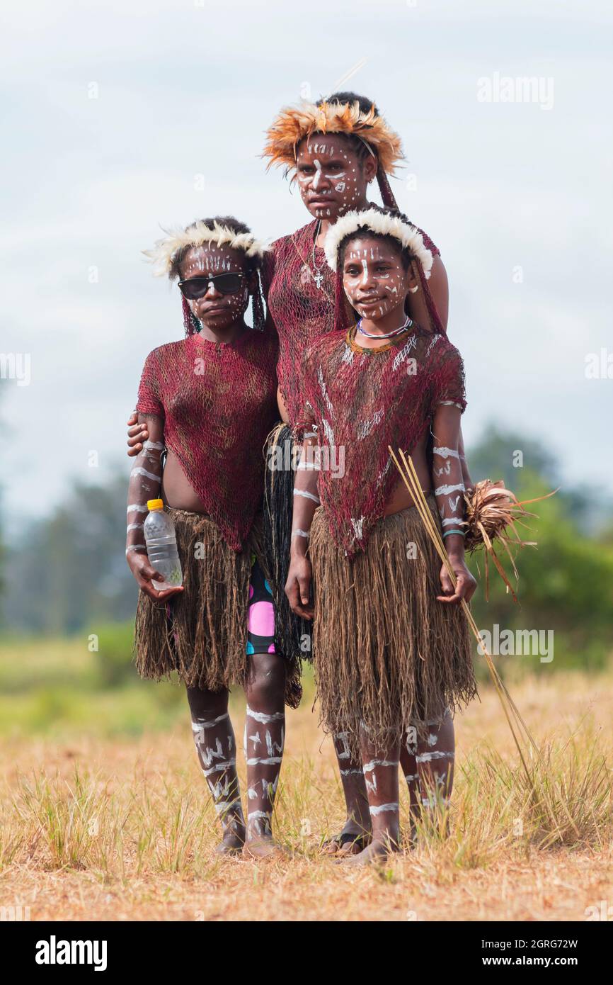 Indonesia, Papua, città di Wamena, gruppo di giovani ragazze della tribù Dani. Baliem Valley Cultural Festival, ogni agosto, le tribù si riuniscono per eseguire scene di guerra ancestrali, sfilate e danze in abiti tradizionali Foto Stock
