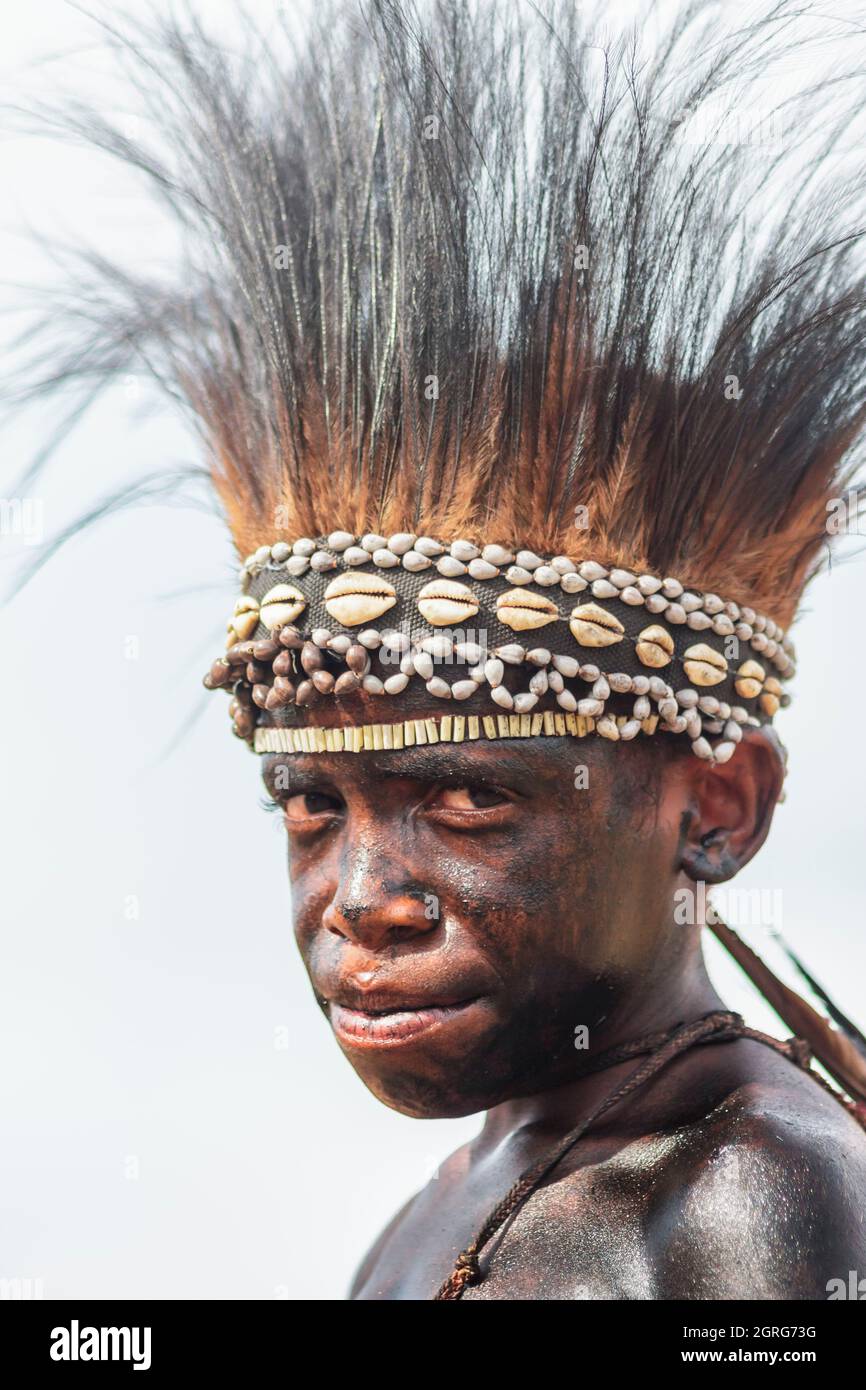 Indonesia, Papua, città di Wamena, ritratto di un giovane Dani. Baliem Valley Cultural Festival, ogni agosto, le tribù si riuniscono per eseguire scene di guerra ancestrali, sfilate e danze in abiti tradizionali Foto Stock