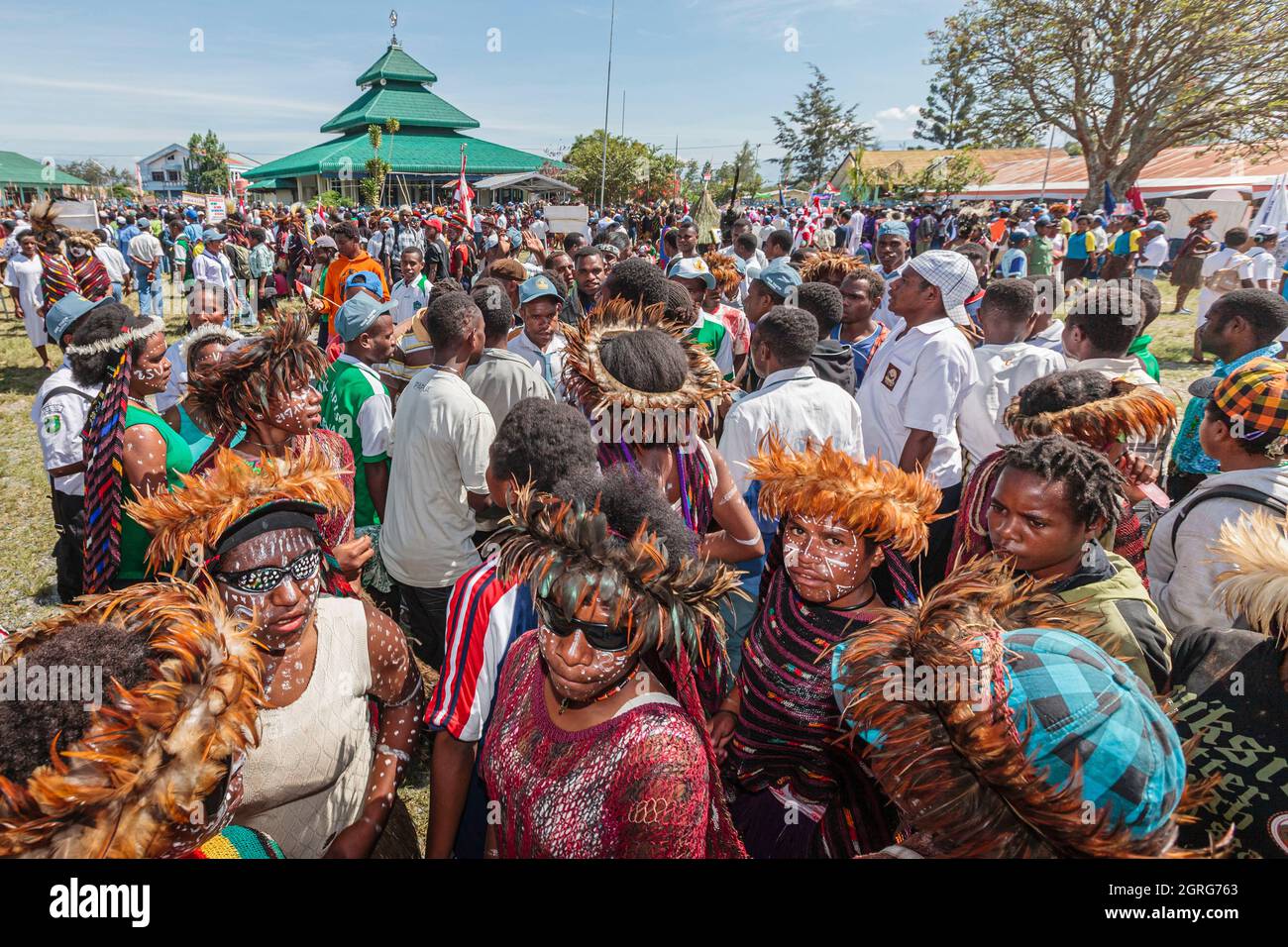 Indonesia, Papua, centro di Wamena, giovani donne della tribù Dani, celebrazione della Giornata dell'Indipendenza dell'Indonesia. Ogni tribù è invitata a sfilare con la bandiera indonesiana, mostrando la sua cultura attraverso danze e vestiti tradizionali, al fine di rafforzare il sentimento di libertà culturale. Foto Stock