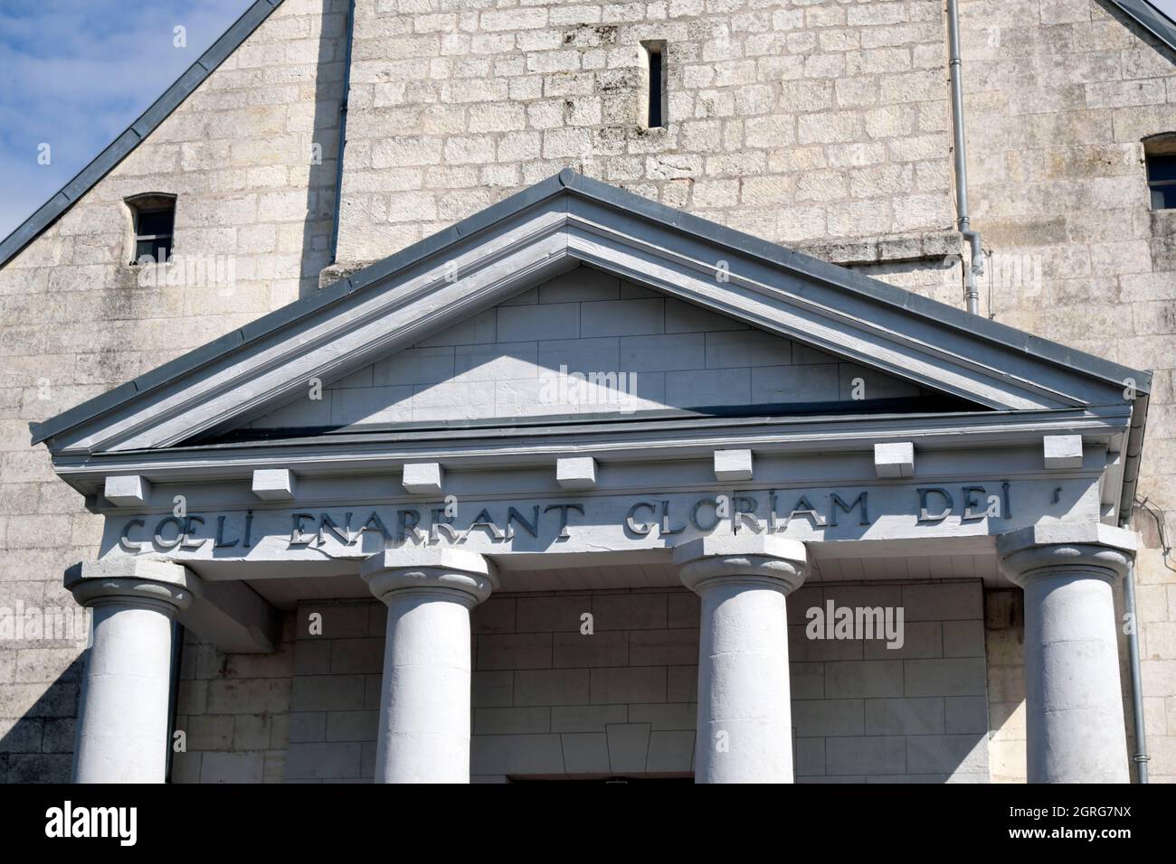 Francia, territorio di Belfort, Chevremont, Sainte Croix chiesa dal 1784, campanile-portico, frontone Foto Stock