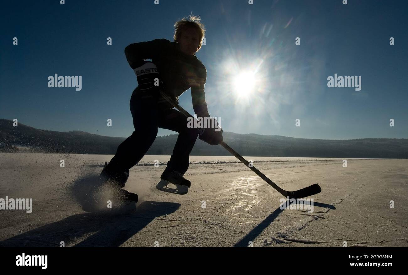 ***FILE PHOTO*** gli amanti dello sport invernale pattinano su una pista di pattinaggio di 7 metri di larghezza e 7 kilometri di lunghezza preparata sul Lago di Lipno in Repubblica Ceca venerdì 9 gennaio 2009. (Foto CTK/David Veis) Foto Stock