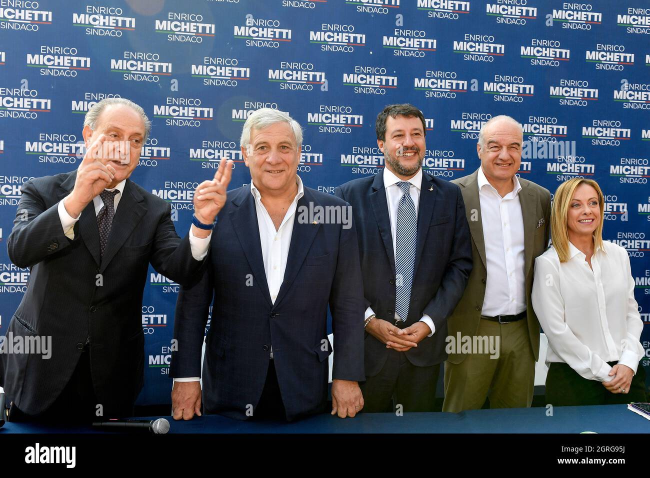 Roma, Italia. 01 ottobre 2021. Lorenzo Cesa del partito UDC, l'europarlamentario Antonio Tajani di forza Italia, il leader del partito di diritto della Lega Matteo Salvini, Il candidato sindaco di Roma per la coalizione di centro-destra Enrico Michetti e il leader del partito di destra Fratelli d Italia Giorgia Meloni propongono una foto prima di una conferenza stampa elettorale per le elezioni sindorali a Spinaceto, Un quartiere periferico nella parte ovest di Roma il 1 ottobre 2021. Foto Andrea Staccioli Insidefoto Credit: Ininsidefoto srl/Alamy Live News Foto Stock