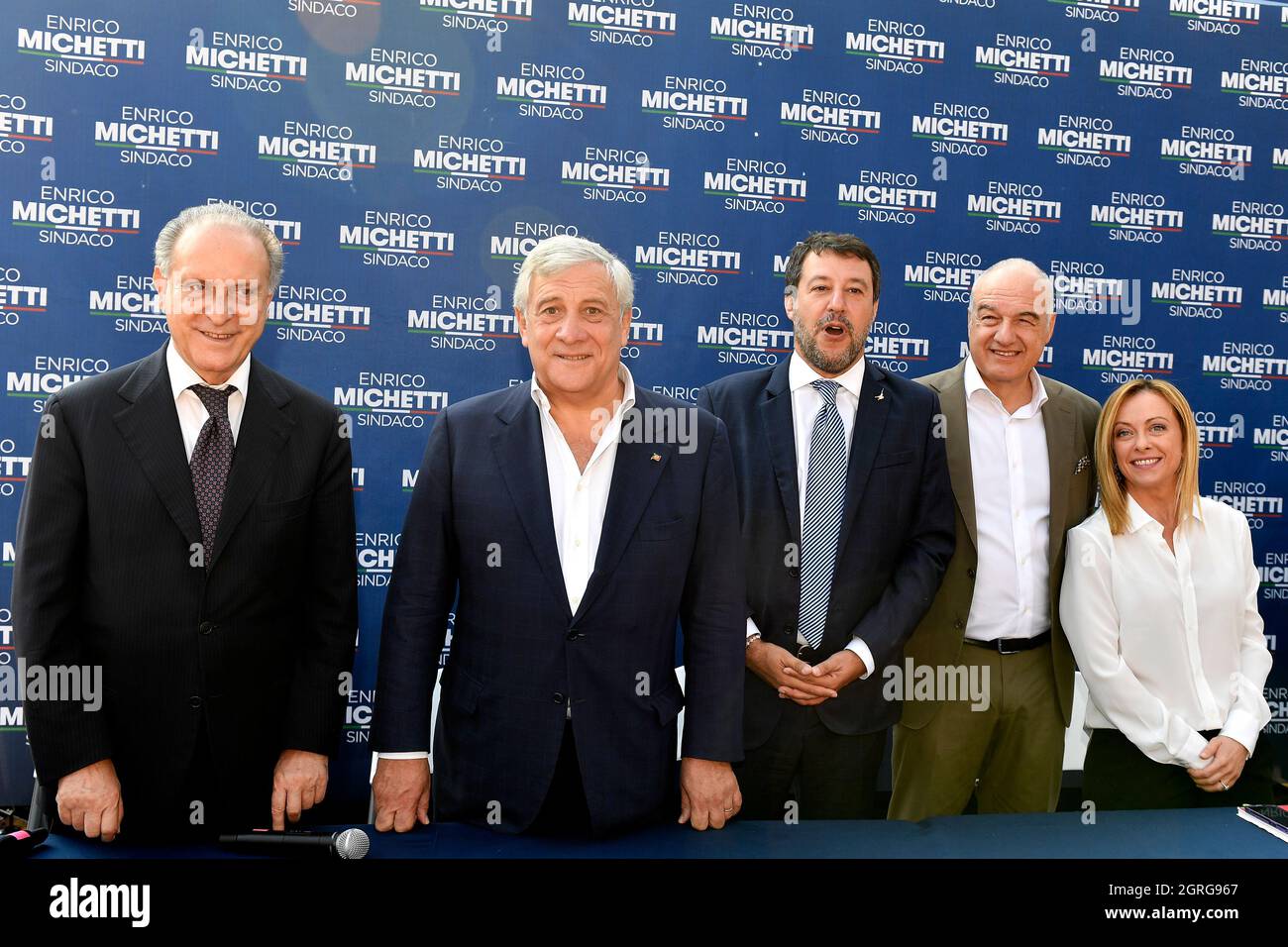 Roma, Italia. 01 ottobre 2021. Lorenzo Cesa del partito UDC, l'europarlamentario Antonio Tajani di forza Italia, il leader del partito di diritto della Lega Matteo Salvini, Il candidato sindaco di Roma per la coalizione di centro-destra Enrico Michetti e il leader del partito di destra Fratelli d Italia Giorgia Meloni propongono una foto prima di una conferenza stampa elettorale per le elezioni sindorali a Spinaceto, Un quartiere periferico nella parte ovest di Roma il 1 ottobre 2021. Foto Andrea Staccioli Insidefoto Credit: Ininsidefoto srl/Alamy Live News Foto Stock