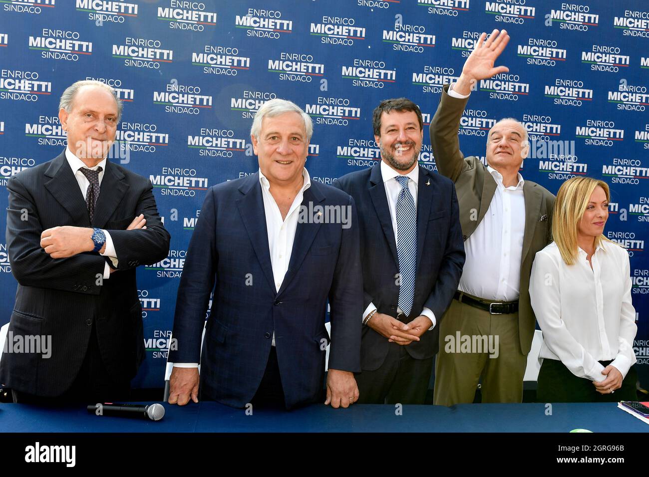 Roma, Italia. 01 ottobre 2021. Lorenzo Cesa del partito UDC, l'europarlamentario Antonio Tajani di forza Italia, il leader del partito di diritto della Lega Matteo Salvini, Il candidato sindaco di Roma per la coalizione di centro-destra Enrico Michetti e il leader del partito di destra Fratelli d Italia Giorgia Meloni propongono una foto prima di una conferenza stampa elettorale per le elezioni sindorali a Spinaceto, Un quartiere periferico nella parte ovest di Roma il 1 ottobre 2021. Foto Andrea Staccioli Insidefoto Credit: Ininsidefoto srl/Alamy Live News Foto Stock