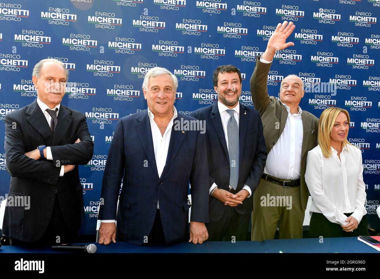 Roma, Italia. 01 ottobre 2021. Lorenzo Cesa del partito UDC, l'europarlamentario Antonio Tajani di forza Italia, il leader del partito di diritto della Lega Matteo Salvini, Il candidato sindaco di Roma per la coalizione di centro-destra Enrico Michetti e il leader del partito di destra Fratelli d Italia Giorgia Meloni propongono una foto prima di una conferenza stampa elettorale per le elezioni sindorali a Spinaceto, Un quartiere periferico nella parte ovest di Roma il 1 ottobre 2021. Foto Andrea Staccioli Insidefoto Credit: Ininsidefoto srl/Alamy Live News Foto Stock
