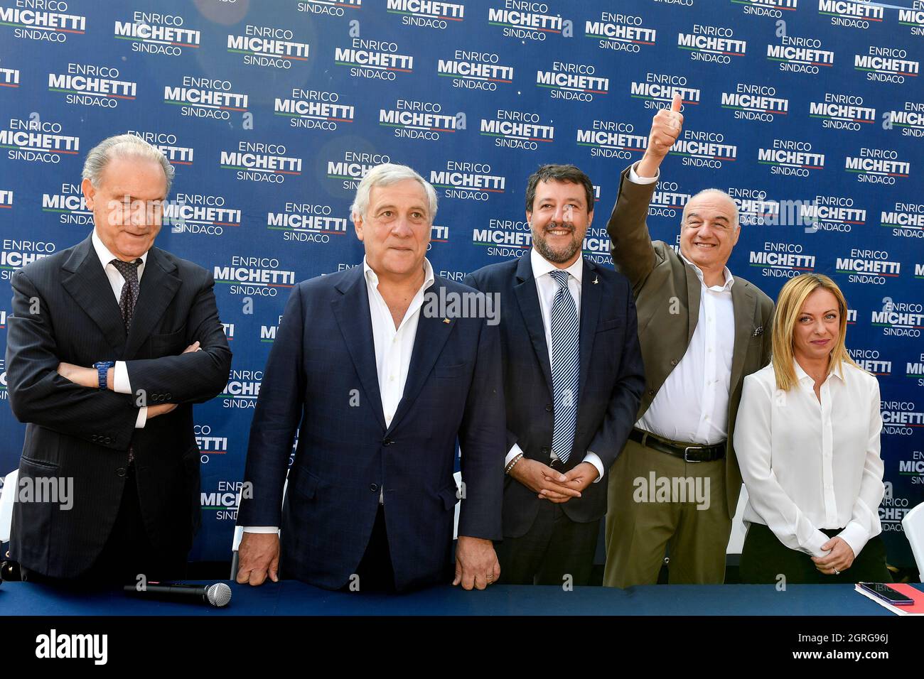 Roma, Italia. 01 ottobre 2021. Lorenzo Cesa del partito UDC, l'europarlamentario Antonio Tajani di forza Italia, il leader del partito di diritto della Lega Matteo Salvini, Il candidato sindaco di Roma per la coalizione di centro-destra Enrico Michetti e il leader del partito di destra Fratelli d Italia Giorgia Meloni propongono una foto prima di una conferenza stampa elettorale per le elezioni sindorali a Spinaceto, Un quartiere periferico nella parte ovest di Roma il 1 ottobre 2021. Foto Andrea Staccioli Insidefoto Credit: Ininsidefoto srl/Alamy Live News Foto Stock