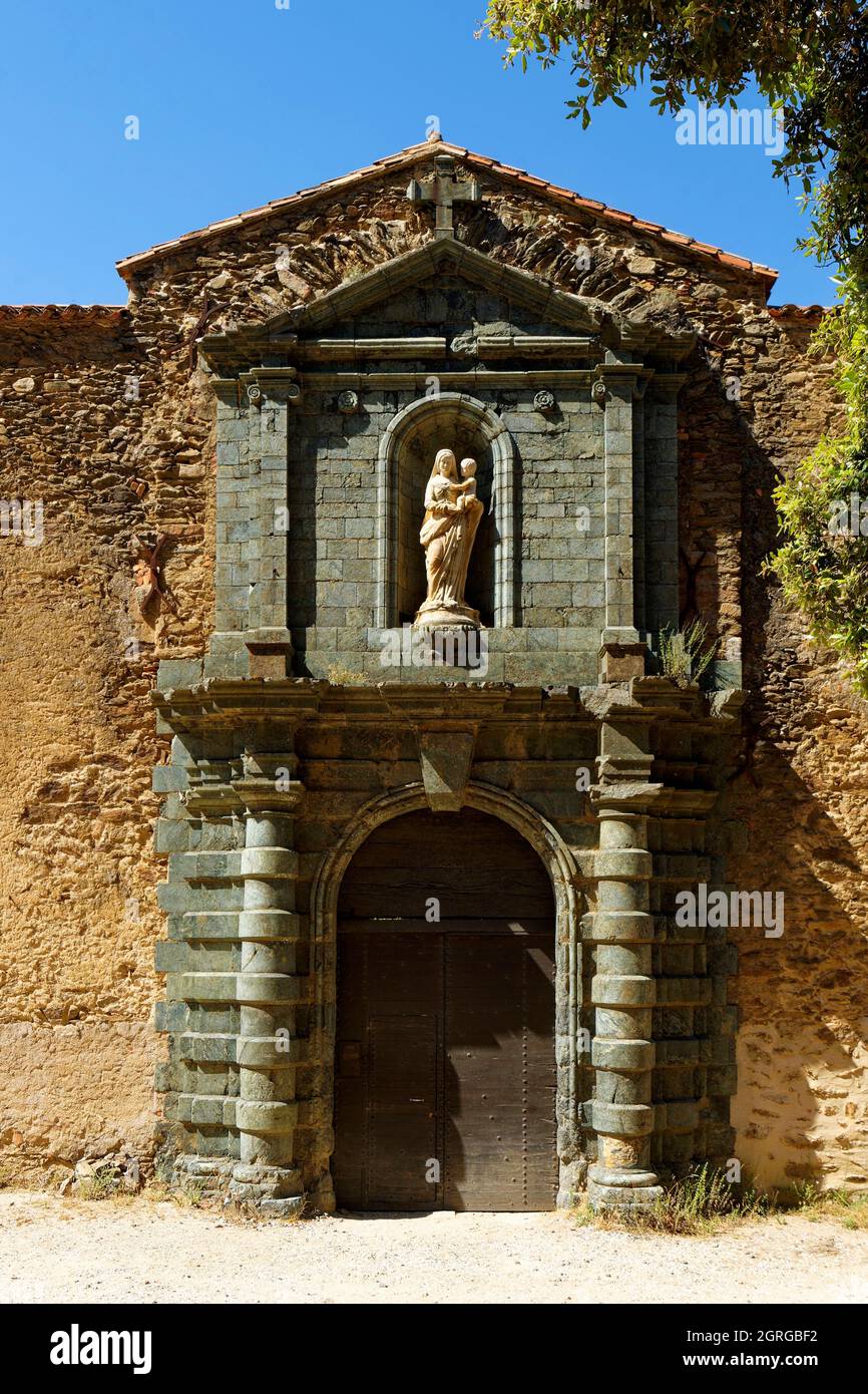 Francia, Var, Massif des Maures, Collobrieres, Certosa della Verne del 12 ° secolo, porta monumentale in pietra serpentina Foto Stock