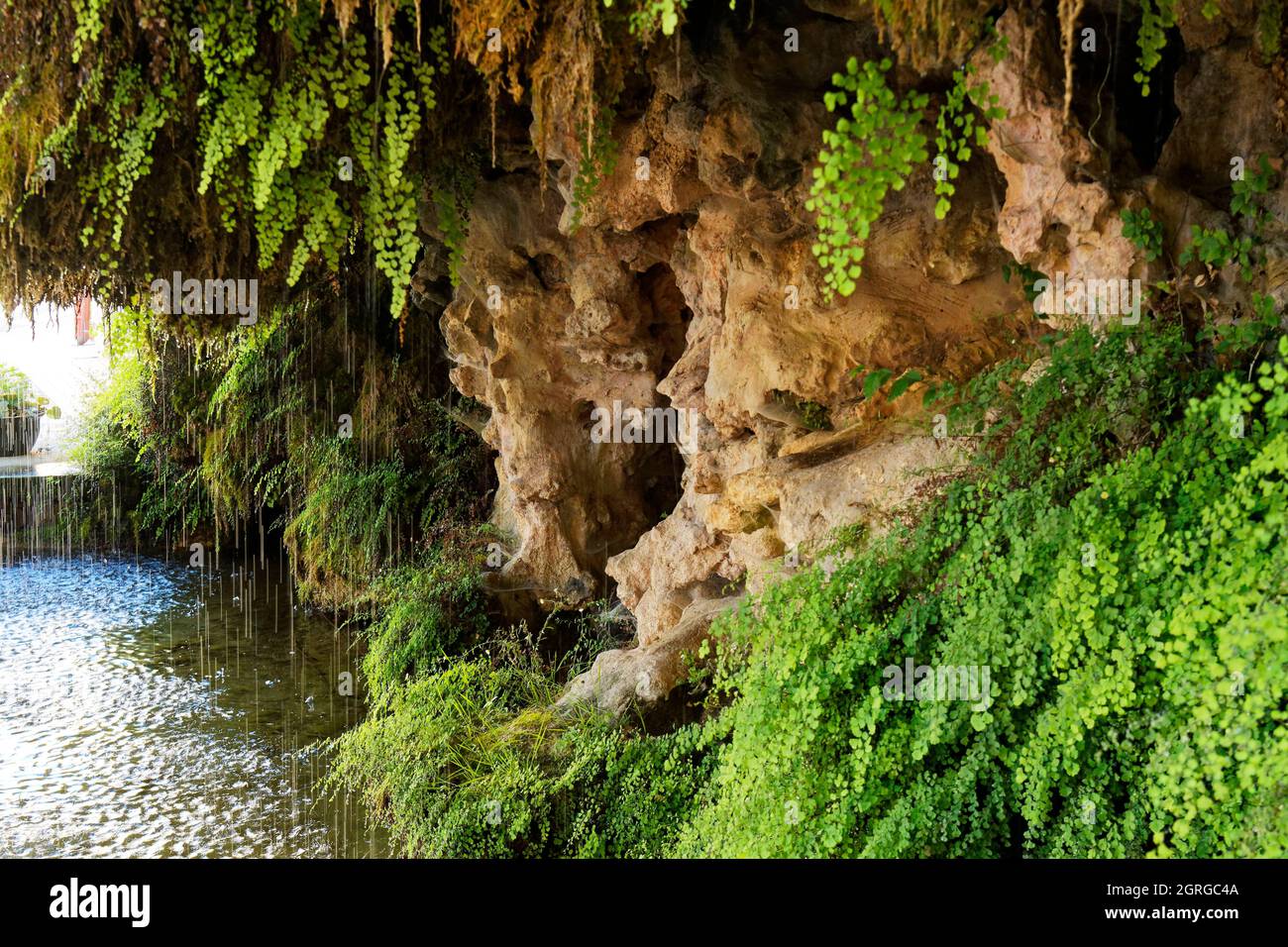 Francia, Var, Pays de Fayence, Callian villaggio, Piazza della Chiesa, Cascata alimentata dalle acque di Siagnole Foto Stock