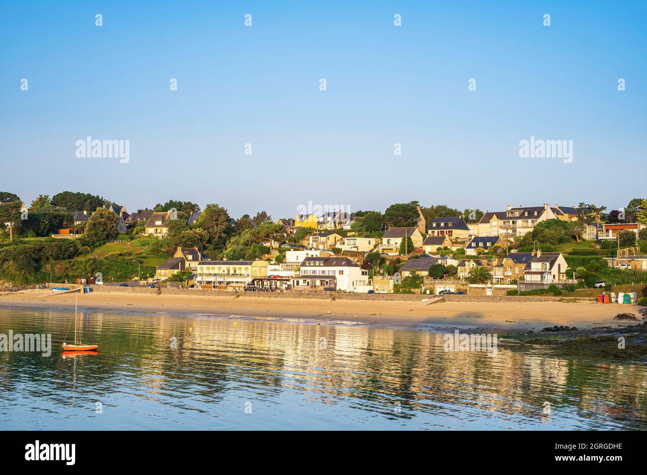 Francia, Ille-et-Vilaine, Cancale, Grande Rade de Cancale lungo il sentiero GR 34 o sentiero doganale, baia di Port-Mer e spiaggia Foto Stock