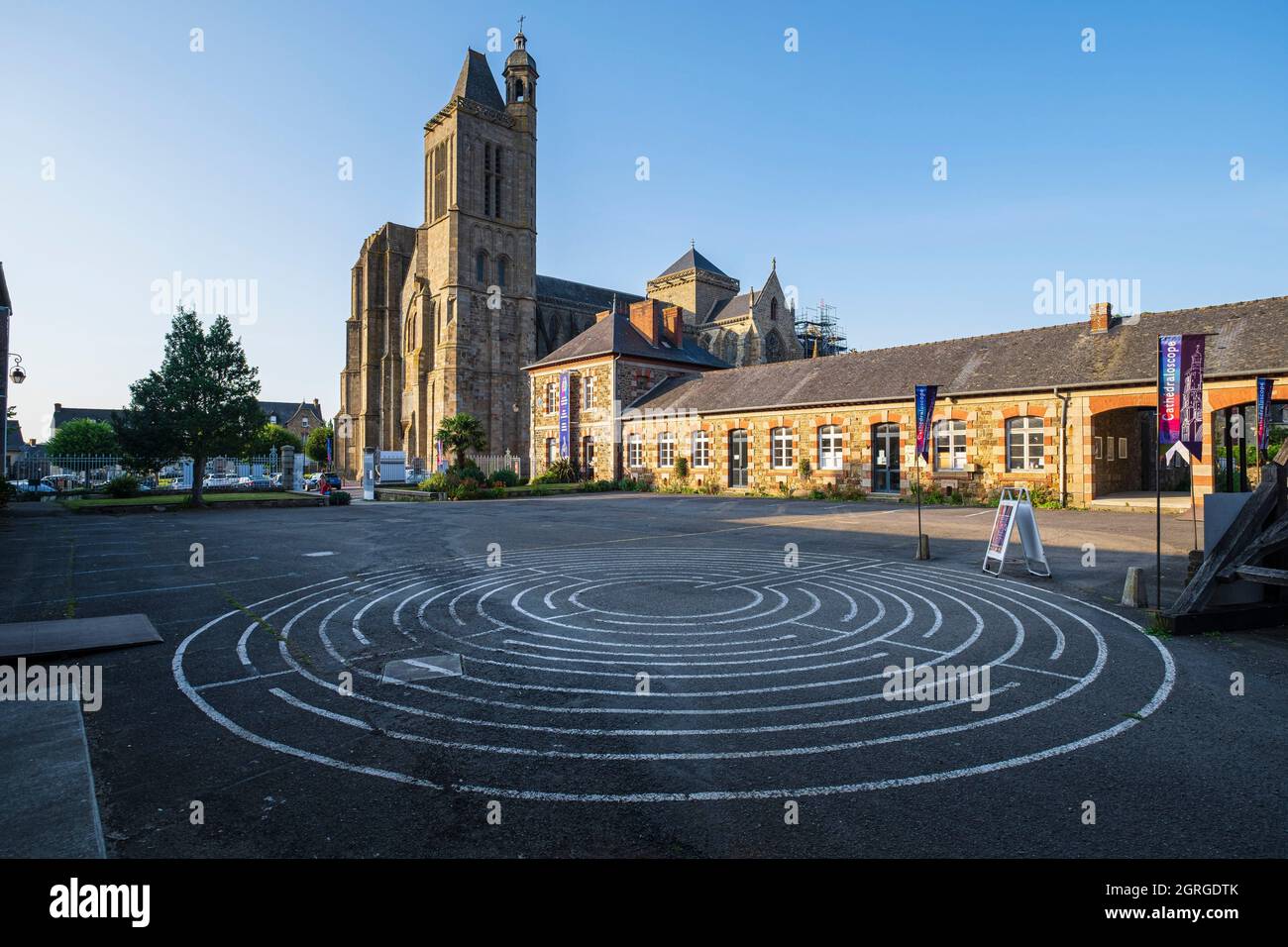 Francia, Ille-et-Vilaine, Dol-de-Bretagne, città di sosta lungo il sentiero escursionistico GR 34 o sentiero doganale, cattedrale gotica di Saint-Samson Foto Stock