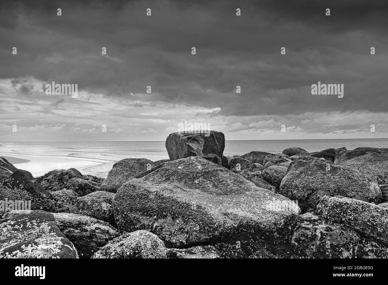 groyne di pietra sul mare in danimarca. in bianco e nero con molta texture Foto Stock