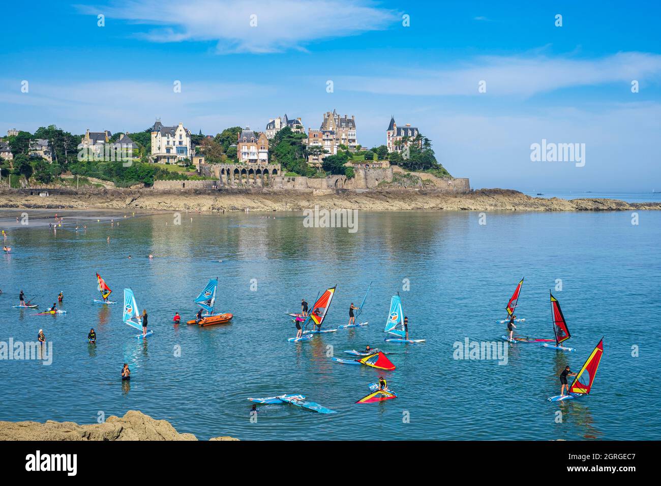 Francia, Ille-et-Vilaine, Dinard, località balneare lungo il sentiero GR 34 o sentiero doganale, corso di formazione in windsurf Foto Stock