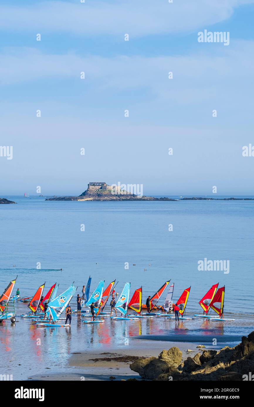 Francia, Ille-et-Vilaine, Dinard, resort lungo il GR 34 sentiero escursionistico o sentiero doganale, corso di formazione in windsurf, Harbour Island in background Foto Stock