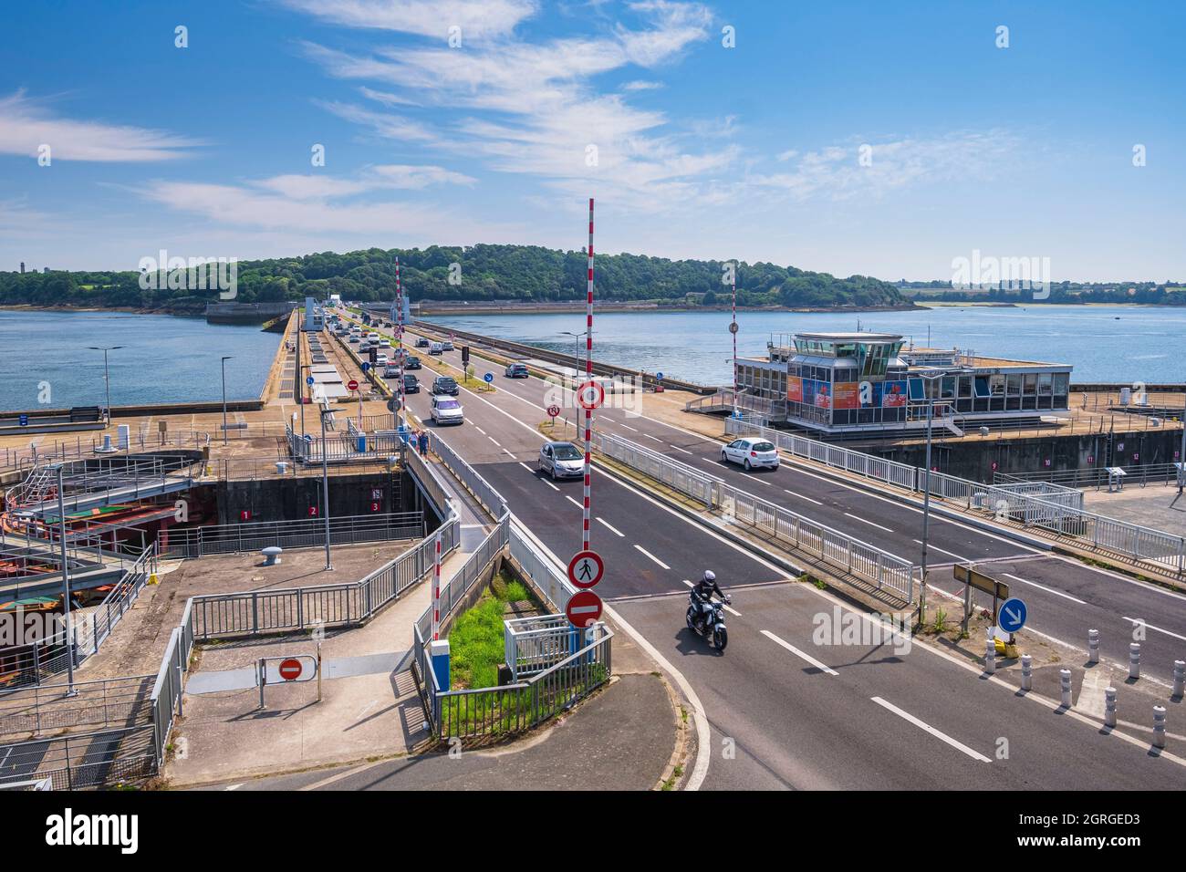 Francia, Ille-et-Vilaine, la Richardais, diga di Rance e centrale di marea sull'estuario del fiume Rance lungo il sentiero GR 34 o sentiero doganale Foto Stock