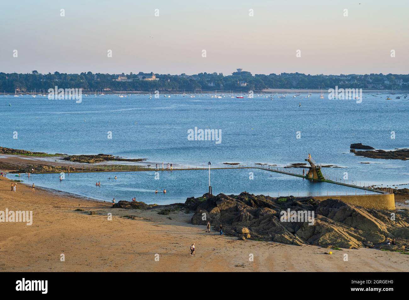 Francia, Ille-et-Vilaine, Saint-Malo, Bon-Secours spiaggia e la sua piscina di acqua di mare Foto Stock