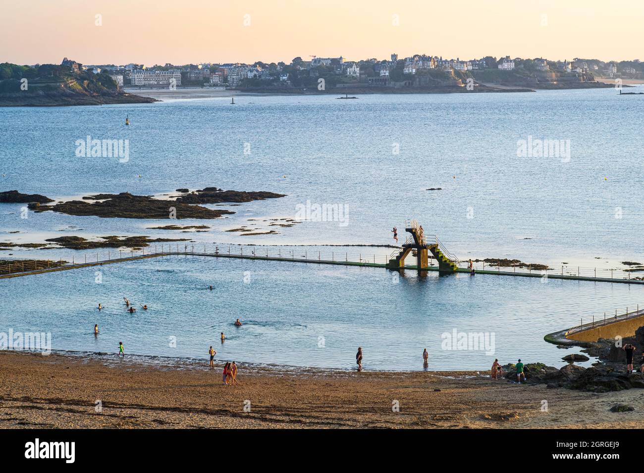Francia, Ille-et-Vilaine, Saint-Malo, Bon-Secours spiaggia e la sua piscina di acqua di mare, Dinard sullo sfondo Foto Stock