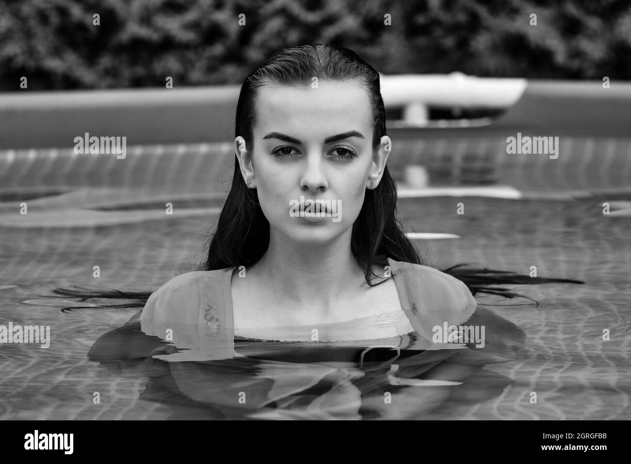 Ritratto di una bella donna in piscina. Foto Stock