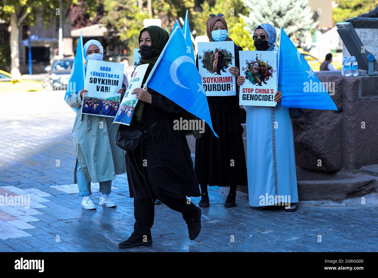 I manifestanti detengono cartelloni e bandiere di Uyghur che esprimono le loro opinioni durante la manifestazione. I turchi di Uyghur hanno protestato contro le violazioni dei diritti umani in Cina in Piazza Ulus Atatürk. (Foto di Tunahan Turhan / SOPA Images/Sipa USA) Foto Stock