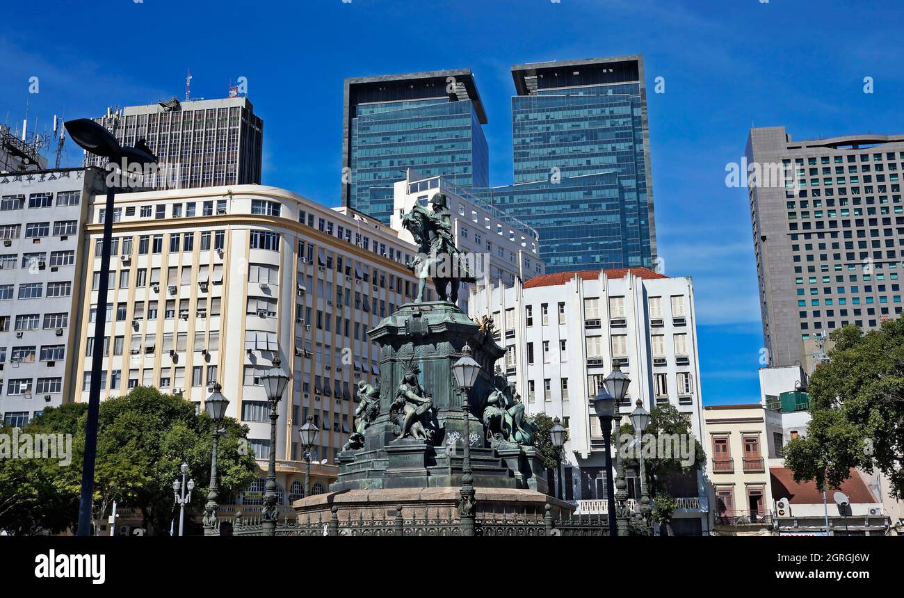 RIO DE JANEIRO, BRASILE - 22 LUGLIO 2017: Grattacieli nel centro di Rio e monumento a Piazza Tiradentes Foto Stock