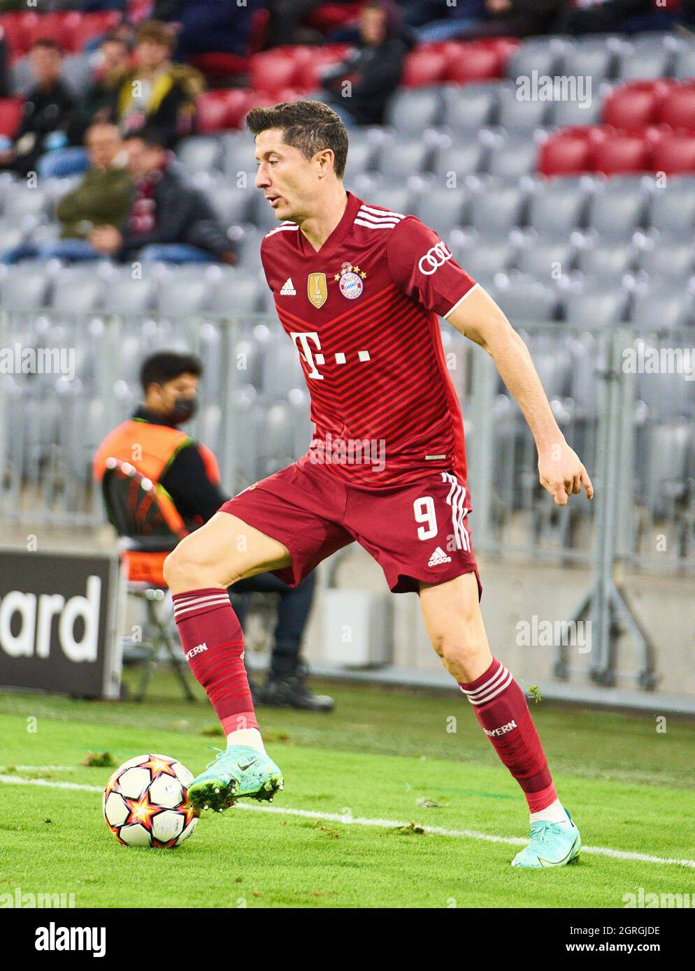 Robert LEWANDOWSKI, FCB 9 nella partita FC BAYERN MUENCHEN - FC DINAMO KIEW (Kiev) 5-0 di calcio UEFA Champions League fase di gruppo nella stagione 2021/2022 a Monaco, 29 settembre 20201. © Peter Schatz / Alamy Live News Foto Stock