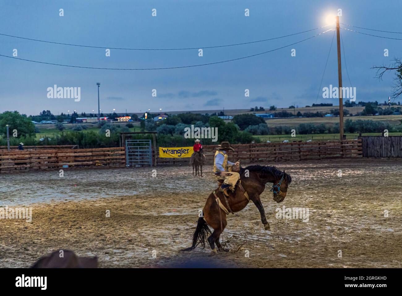 BIG WOOD, MONTANA - AGOSTO 18: Cavalcare il rodeo in occasione di un evento di rodeo a Big Timber il 18 agosto 2021 a Big Timber, Montana Foto Stock