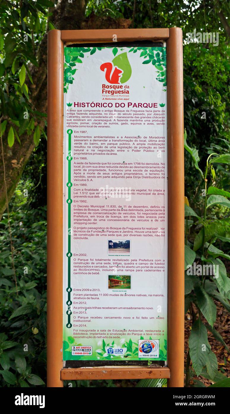 RIO DE JANEIRO, BRASILE - 21 DICEMBRE 2019: Storia del parco (timeline) bordo a 'Bosque da Freguesia', parco pubblico nel quartiere di Jacarepagua Foto Stock