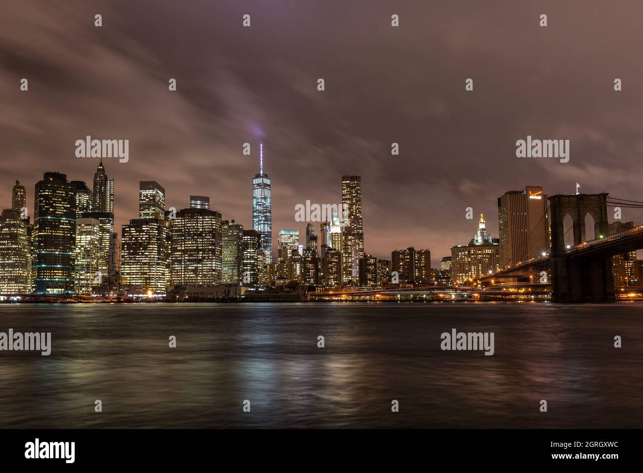 Vista di Lower Manhattan, dell'edificio World Trade One e del ponte di Brooklyn circostante, come si vede da Brooklyn, vicino al D.U.M.B.O. Foto Stock