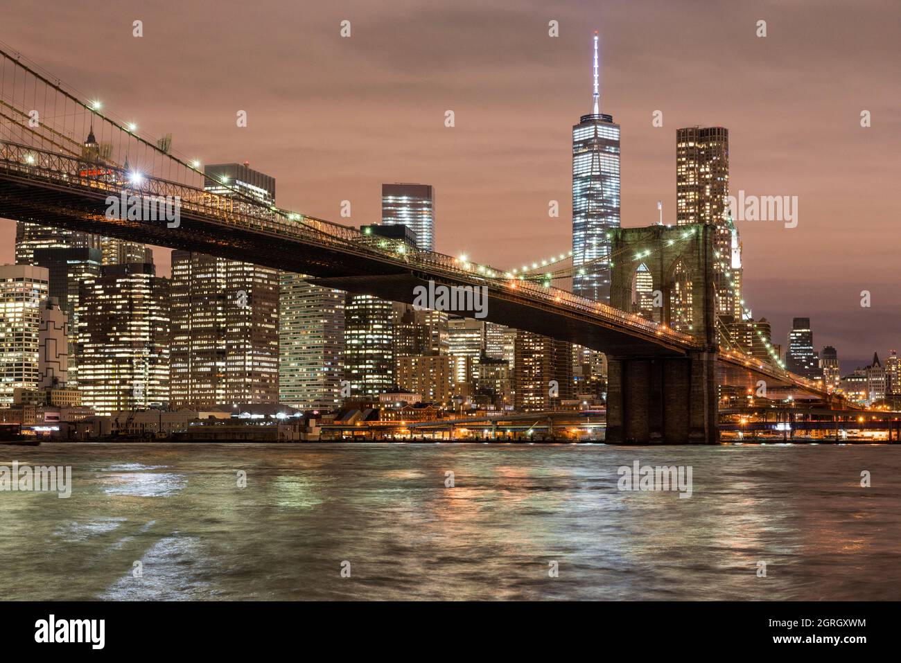 Vista di Lower Manhattan, dell'edificio World Trade One e del ponte di Brooklyn circostante, come si vede da Brooklyn, vicino al D.U.M.B.O. Foto Stock