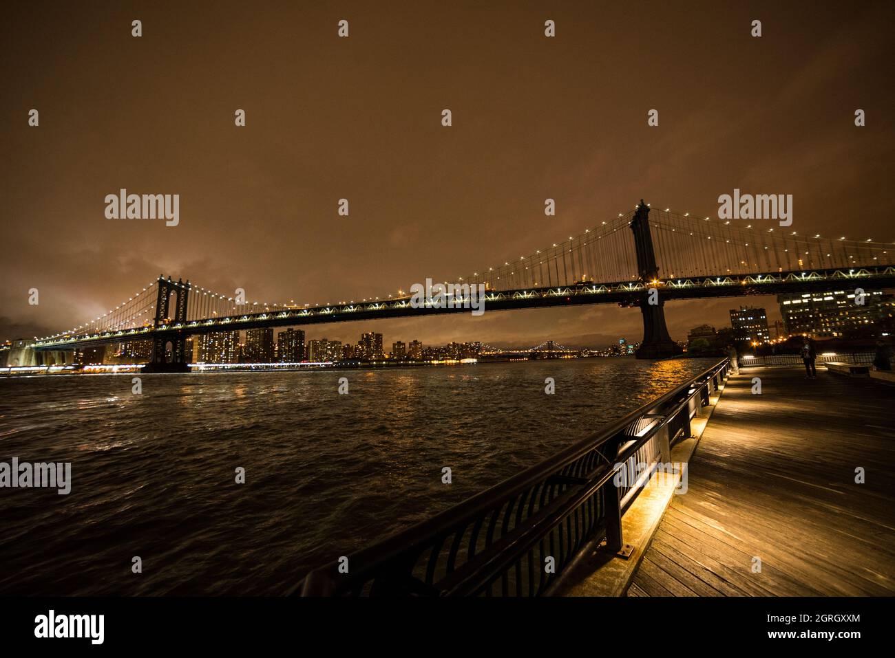 Vista di Lower Manhattan, dell'edificio World Trade One e del ponte di Brooklyn circostante, come si vede da Brooklyn, vicino al D.U.M.B.O. Foto Stock