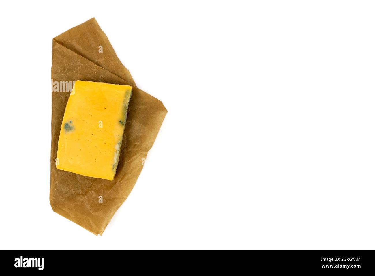 Pezzo rettangolare di formaggio ammuffito su carta artigianale. Top Vew. Foto Stock