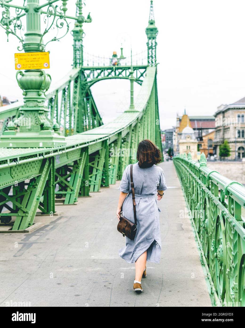 Ragazza che cammina sul Ponte della libertà di Budapest Foto Stock