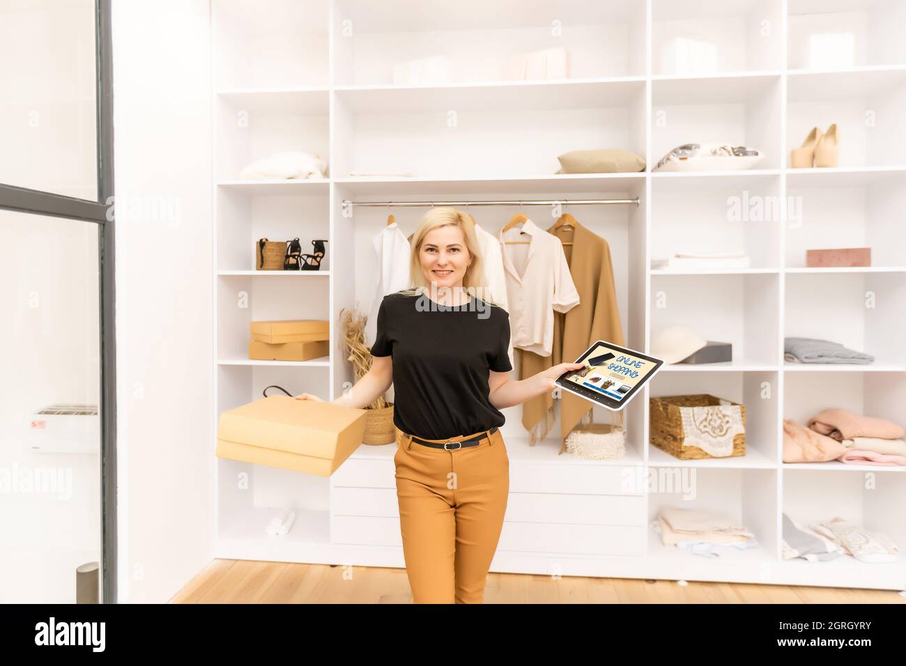 donna con tablet che acquista online a casa Foto Stock