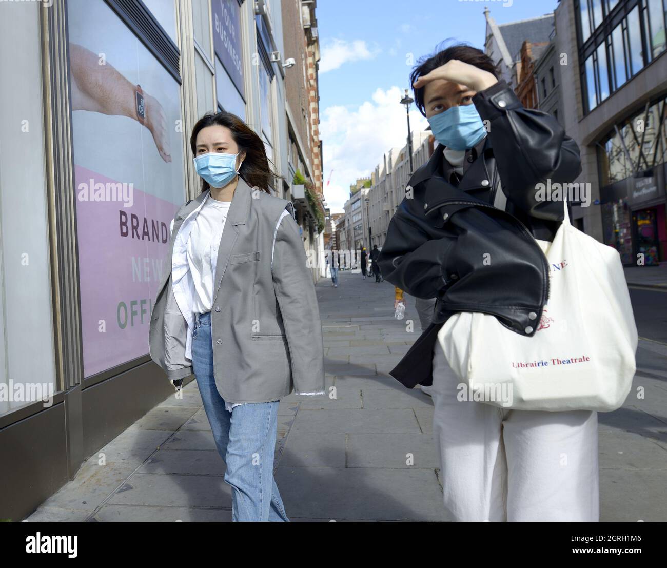 Londra, Inghilterra, Regno Unito. Giovani donne asiatiche che indossano maschere a Covent Garden, settembre 2021 Foto Stock