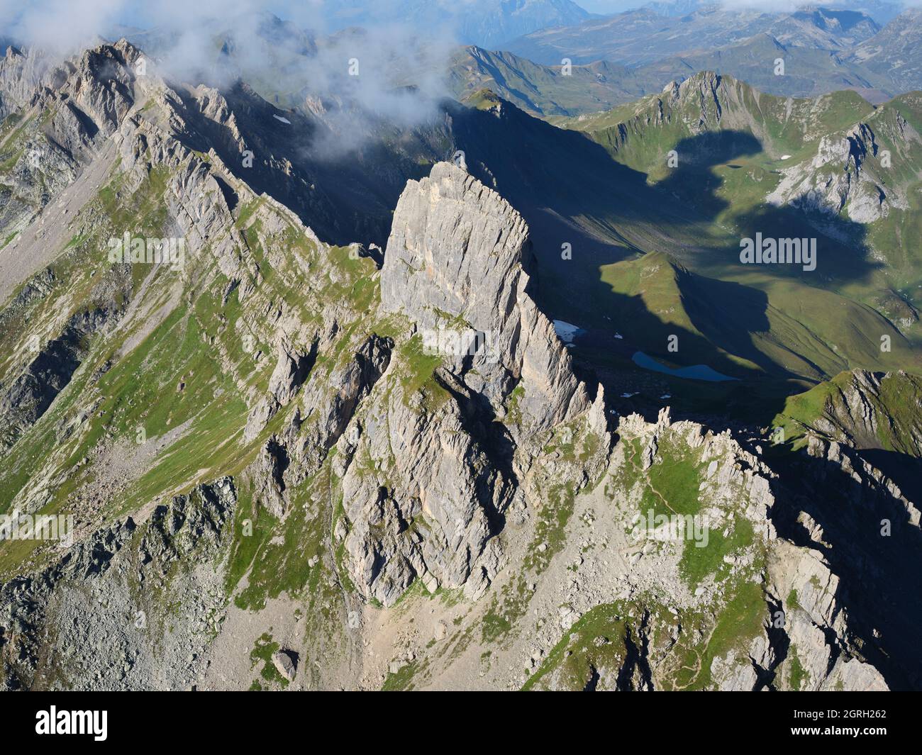VISTA AEREA. La Pierra menta, un prominente butte su un crinale di montagna. La Plagne-Tarentaise, Savoia, Auvergne-Rhône-Alpes, Francia. Foto Stock
