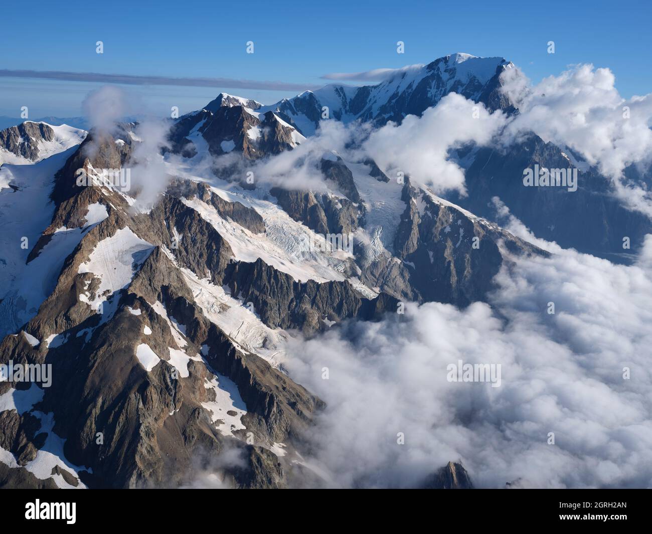 VISTA AEREA. Aiguille des Glaciers, Aiguille de Trè la Tête e Monte Bianco (in lontananza). Val Veni, Courmayeur, Valle d'Aosta, Italia. Foto Stock