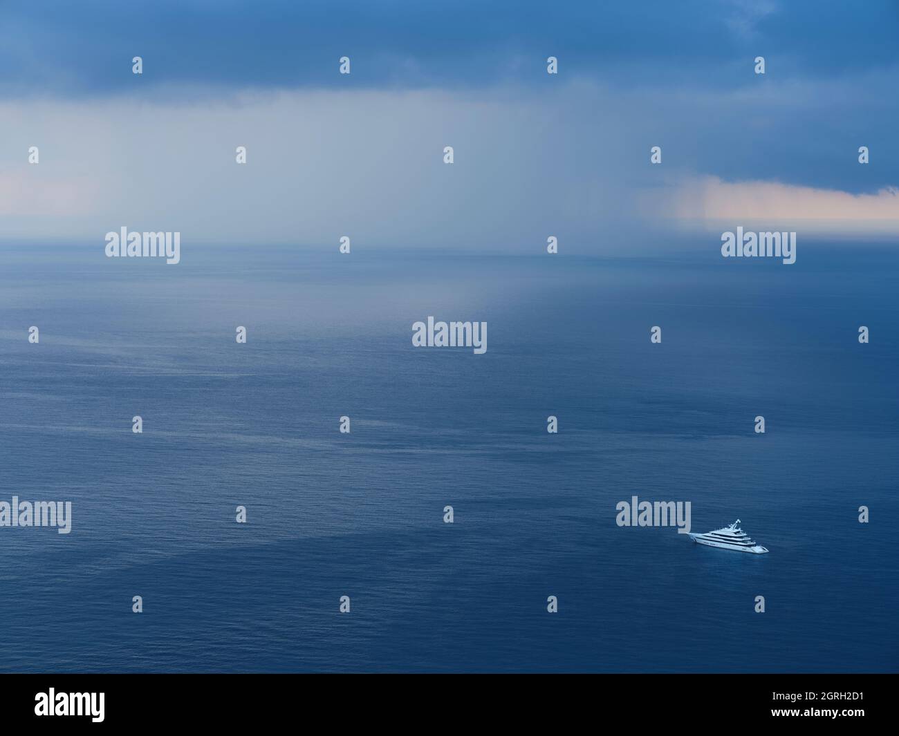 Yacht di lusso che punta verso la tempesta che si avvicina. Beaulieu-sur-Mer, Baie des Fourmis, Costa Azzurra, Alpi Marittime, Francia. Foto Stock