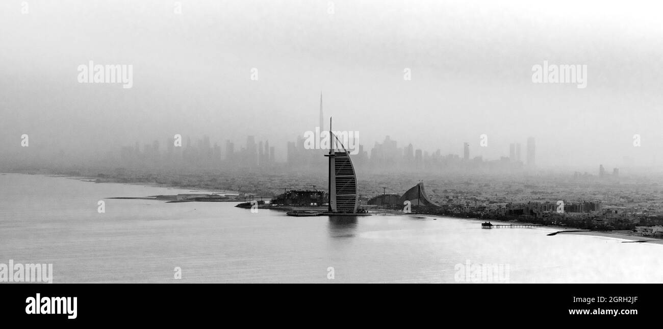 Dubai, Emirati Arabi Uniti - 09.24.2021 skyline della città di Dubai nelle prime ore del mattino Foto Stock