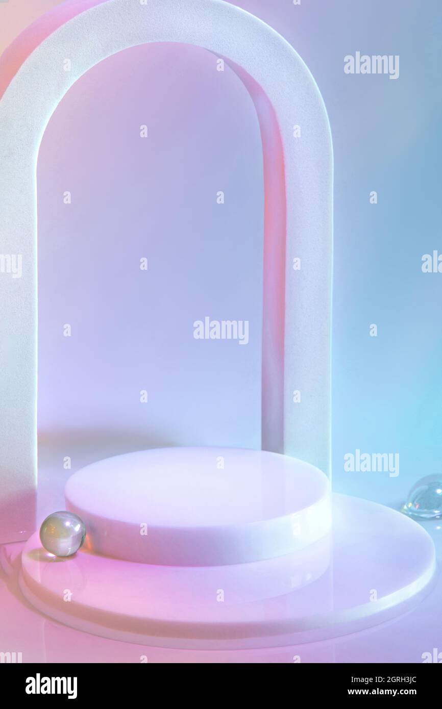 scena vuota con podio e arco su sfondo pastello Foto Stock