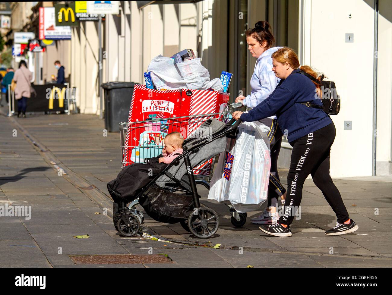 Dundee, Tayside, Scozia, Regno Unito. 1 ottobre 2021. UK Meteo: Caldo sole d'autunno con una fresca brezza fresca in tutta la Scozia nord-orientale, le temperature raggiungono i 14°C. Il caldo sole dell'autunno ha portato i residenti locali a trascorrere la giornata di vendite di ottobre shopping nel centro di Dundee. Credit: Dundee Photographics/Alamy Live News Foto Stock