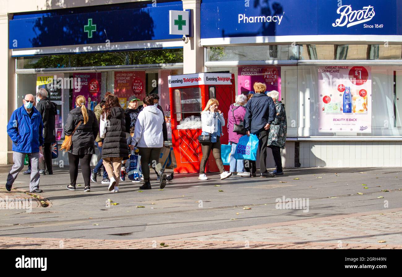Dundee, Tayside, Scozia, Regno Unito. 1 ottobre 2021. UK Meteo: Caldo sole d'autunno con una fresca brezza fresca in tutta la Scozia nord-orientale, le temperature raggiungono i 14°C. Il caldo sole dell'autunno ha portato i residenti locali a trascorrere la giornata di vendite di ottobre shopping nel centro di Dundee. Credit: Dundee Photographics/Alamy Live News Foto Stock