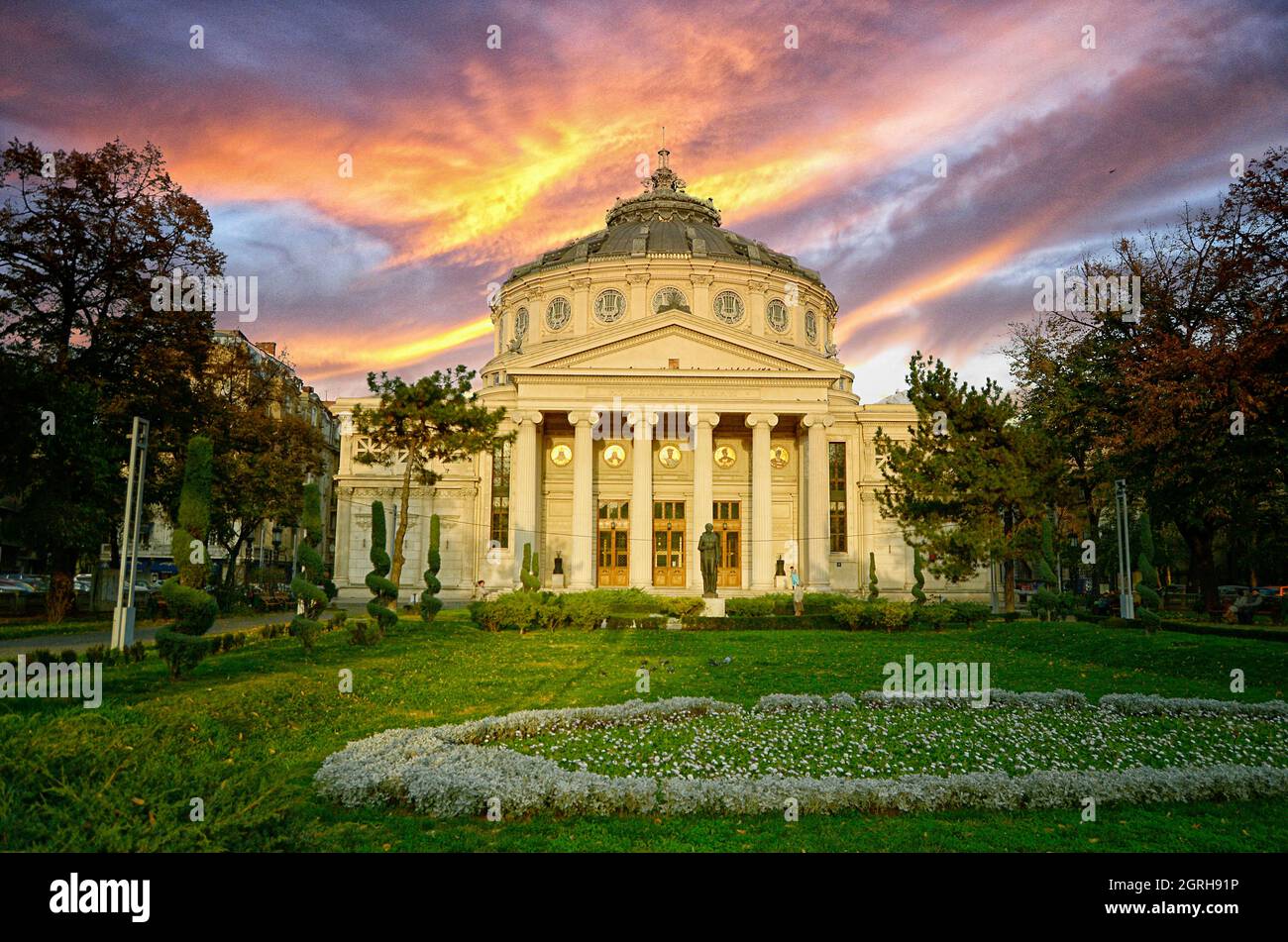 Panorama dell'Ateneo Rumeno George Enescu (Ateneul Roman) a Bucarest, Romania. La sala concerti più prestigiosa e una delle più belle Foto Stock