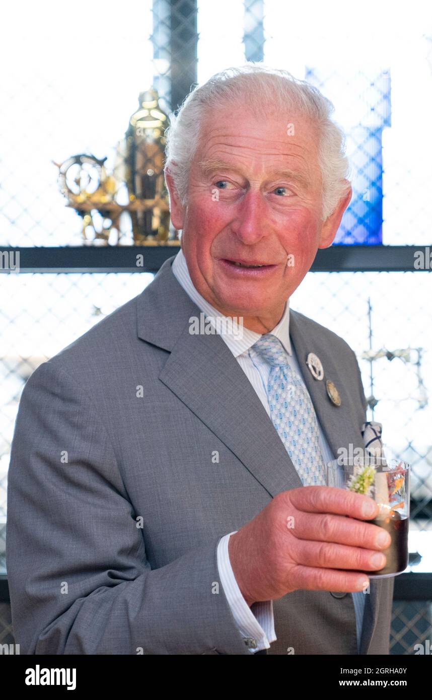 Il Principe di Galles conosciuto come il Duca di Rothesay quando si trova in Scozia, assaggia un cocktail 'Duke of Rothesay' che ha preparato durante una visita a Johnnie Walker Princes Street per aprire ufficialmente la nuova esperienza globale di whisky visitatori a Edimburgo. Data foto: Venerdì 1 ottobre 2021. Foto Stock