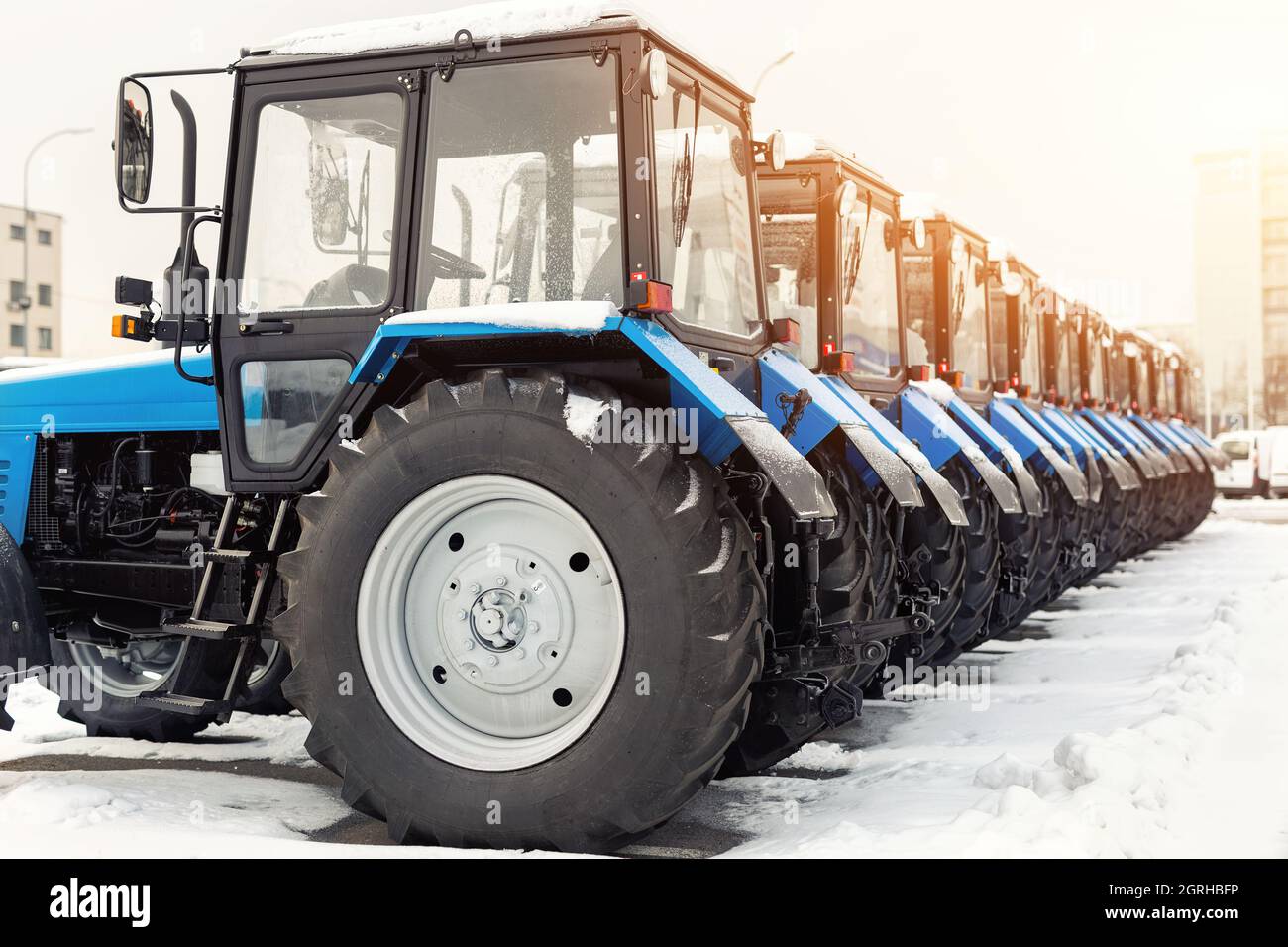 Molti trattori diversi in fila alla fiera agricola per la vendita Outdoor.Equipment for Agriculture.Heavy macchine industriali presentati a. Foto Stock