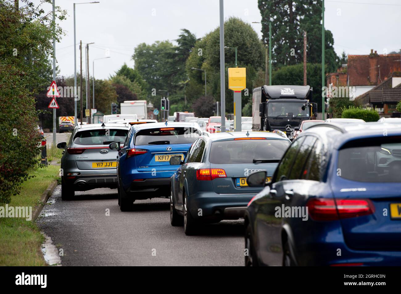 Old Windsor, Regno Unito. 1 ottobre 2021. Ci sono state scene di caos oggi sulla strada diritta a Old Windsor, come gli automobilisti accodati per il carburante dopo una consegna. C'erano anche lavori stradali in corso e gli automobilisti si scaldevano molto sotto il collare bloccato nel traffico. Nonostante le rassicurazioni da parte di Boris Johnson che la crisi del carburante sta migliorando, l'acquisto di panico di benzina e diesel continua come le consegne di carburante rimangono intermittenti a seguito di una carenza di conducenti di petroliere. Credit: Maureen McLean/Alamy Live News Foto Stock