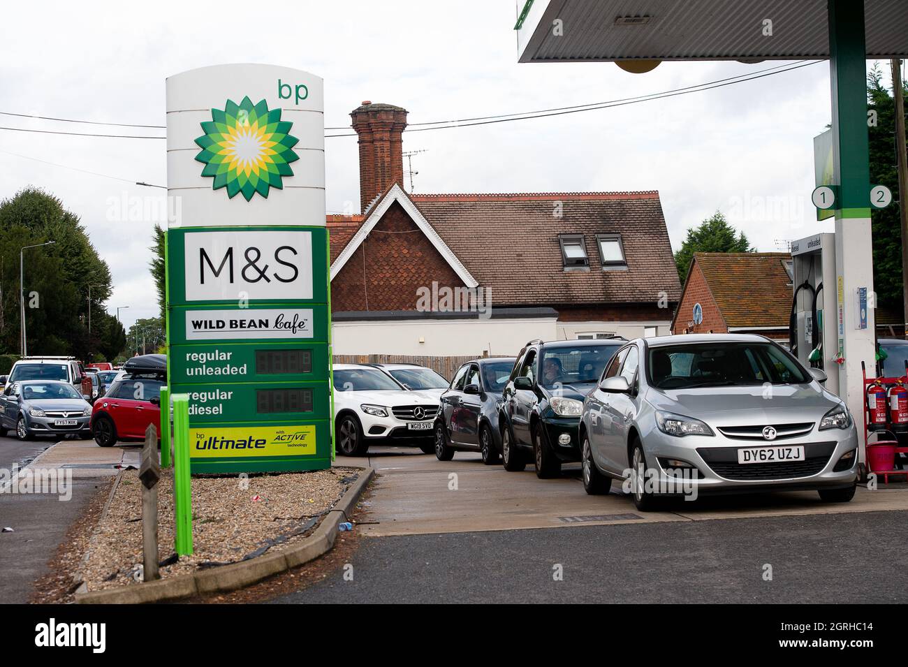 Old Windsor, Regno Unito. 1 ottobre 2021. Ci sono state scene di caos oggi sulla strada diritta a Old Windsor, come gli automobilisti accodati per il carburante dopo una consegna. C'erano anche lavori stradali in corso e gli automobilisti si scaldevano molto sotto il collare bloccato nel traffico. Nonostante le rassicurazioni da parte di Boris Johnson che la crisi del carburante sta migliorando, l'acquisto di panico di benzina e diesel continua come le consegne di carburante rimangono intermittenti a seguito di una carenza di conducenti di petroliere. Credit: Maureen McLean/Alamy Live News Foto Stock