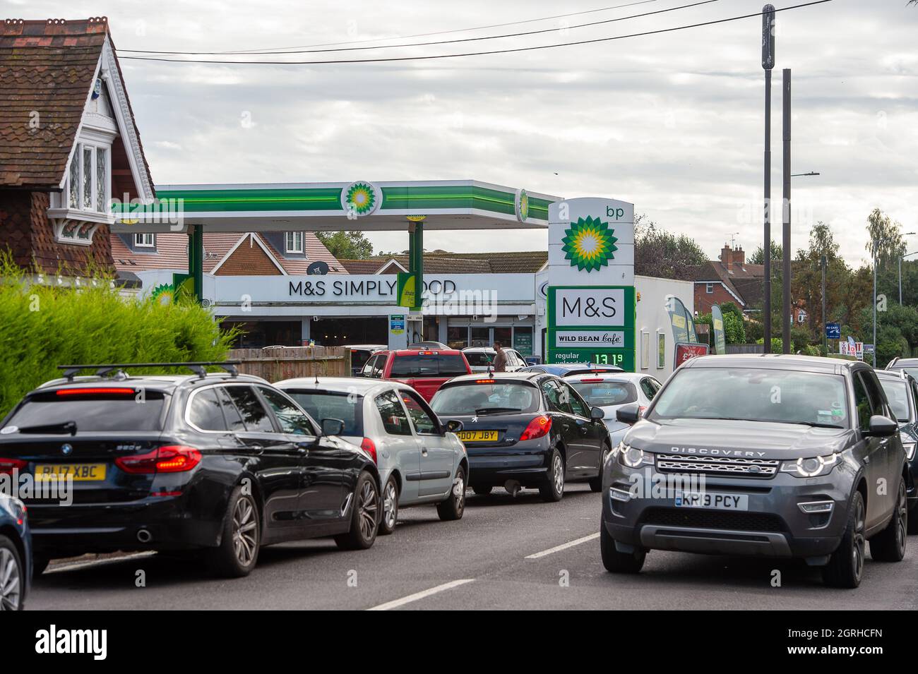 Old Windsor, Regno Unito. 1 ottobre 2021. Ci sono state scene di caos oggi sulla strada diritta a Old Windsor, come gli automobilisti accodati per il carburante dopo una consegna. C'erano anche lavori stradali in corso e gli automobilisti si scaldevano molto sotto il collare bloccato nel traffico. Nonostante le rassicurazioni da parte di Boris Johnson che la crisi del carburante sta migliorando, l'acquisto di panico di benzina e diesel continua come le consegne di carburante rimangono intermittenti a seguito di una carenza di conducenti di petroliere. Credit: Maureen McLean/Alamy Live News Foto Stock