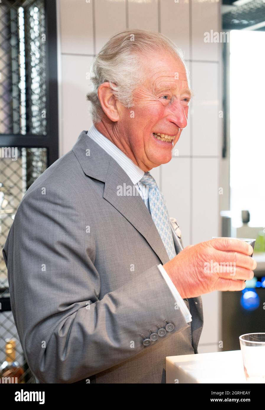 Il Principe di Galles conosciuto come il Duca di Rothesay quando si trova in Scozia, assaggia un cocktail 'Duke of Rothesay' che ha preparato durante una visita a Johnnie Walker Princes Street per aprire ufficialmente la nuova esperienza globale di whisky visitatori a Edimburgo. Data foto: Venerdì 1 ottobre 2021. Foto Stock